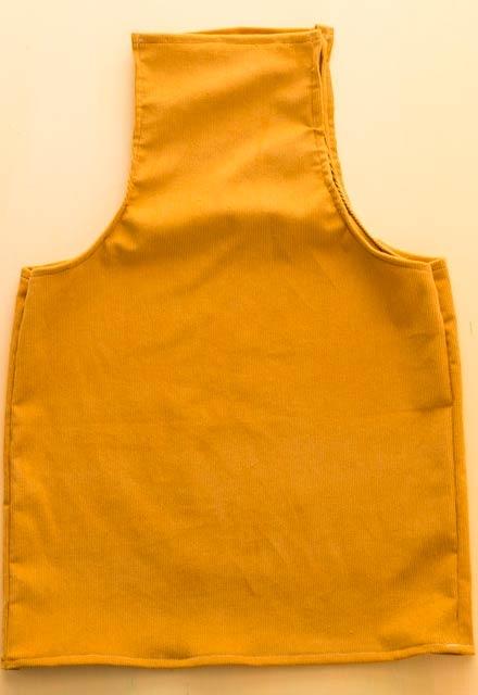 <p>Üst tarafın bittiği yerden alt tarafın bittiği yere kadar olan etek kısmının uzunluğunu 43 cm ölçün. Salopetin tüm uzunluğunu da 71 cm alın.</p>
