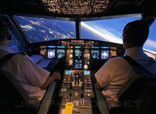    &Uuml;lk&uuml; Erk, liseyi yarım bırakarak, mağazalarda tezgahtarlık yaparak iş hayatına atıldı. Uzun bir d&ouml;nem tezgahtar olarak &ccedil;alışan Erk, daha sonra kendi işini kurmaya karar verdi. Bir arkadaşının da desteği ve ortaklığı ile inşaat malzemeleri &uuml;zerine kendi işyerini a&ccedil;an Erk, liseyi dışarıdan bitirdikten sonra Anadolu &Uuml;niversitesi A&ccedil;ık &Ouml;ğretim Fak&uuml;ltesi İşletme B&ouml;l&uuml;m&uuml;&rsquo;nden mezun oldu. 