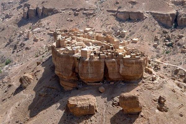 <p>Burası Wadi Dawan. Yemen’in güneyinde küçük bir kasaba. </p>

<p> </p>
