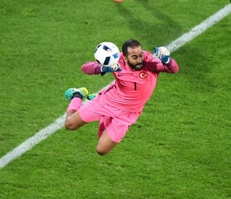 <p>Bangkok Post haberinde maçın her iki yarısında topu filelerle buluşturan Türkiye A Milli Futbol Takımı'nın galibiyetini, "EURO 2016 umudunu canlı tuttu" sözleriyle ifade etti. Ayrıca önceki Avrupa Futbol Şampiyonası finallerinde de Türkiye'nin Çek Cumhuriyeti'ne çok çektirdiğini de anlatan haberde Volkan Babacan'a ise övgüler yağdı.</p>
