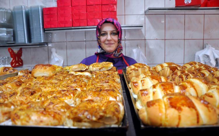 <p>Amasya'nın Merzifon ilçesinde yaşayan 35 yaşındaki Ülkü Kayaoğlu (fotoğrafta), ev hanımıyken Küçük ve Orta Ölçekli İşletmeleri Geliştirme İdaresi Başkanlığından (KOSGEB) aldığı 30 bin lira hibe ile kurduğu iş yerinde, çeşitli yöresel yiyecekler yapıyor.</p>
