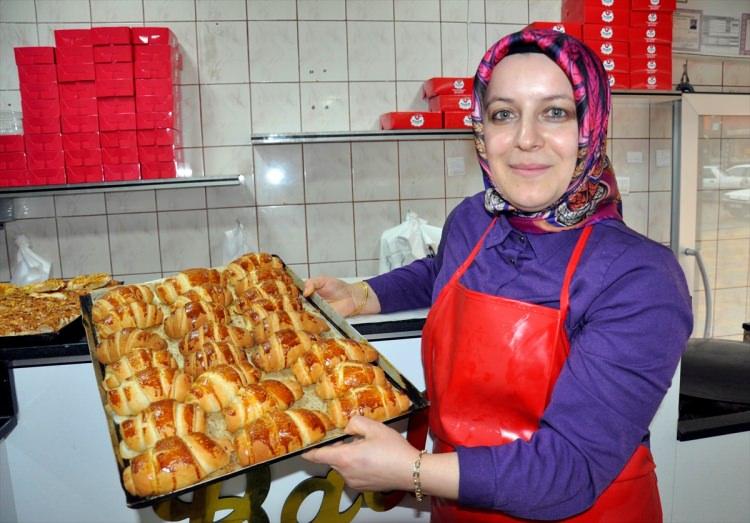 <p>Amasya'nın Merzifon ilçesinde yaşayan 35 yaşındaki Ülkü Kayaoğlu (fotoğrafta), ev hanımıyken Küçük ve Orta Ölçekli İşletmeleri Geliştirme İdaresi Başkanlığından (KOSGEB) aldığı 30 bin lira hibe ile kurduğu iş yerinde, çeşitli yöresel yiyecekler yapıyor.</p>

<p> </p>
