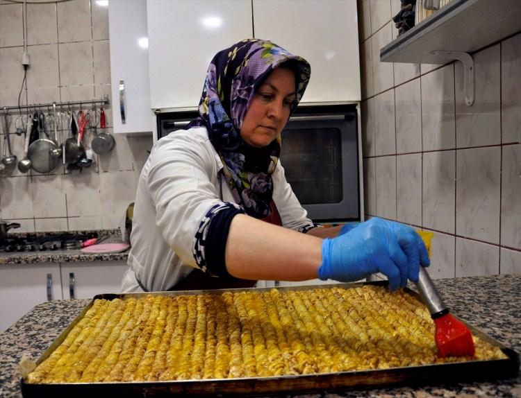 <p>Amasya'nın Merzifon ilçesinde yaşayan 35 yaşındaki Ülkü Kayaoğlu, ev hanımıyken Küçük ve Orta Ölçekli İşletmeleri Geliştirme İdaresi Başkanlığından (KOSGEB) aldığı 30 bin lira hibe ile kurduğu iş yerinde, çeşitli yöresel yiyecekler yapıyor.</p>

<p> </p>
