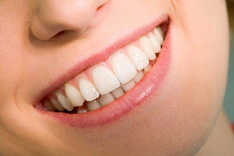 <p>Karbonatla diş beyazlatmadaki bir diğer yöntem ise; limon, zeytinyağı ve karbonatla yapılan karışım ile dişleri fırçalamak.</p>
