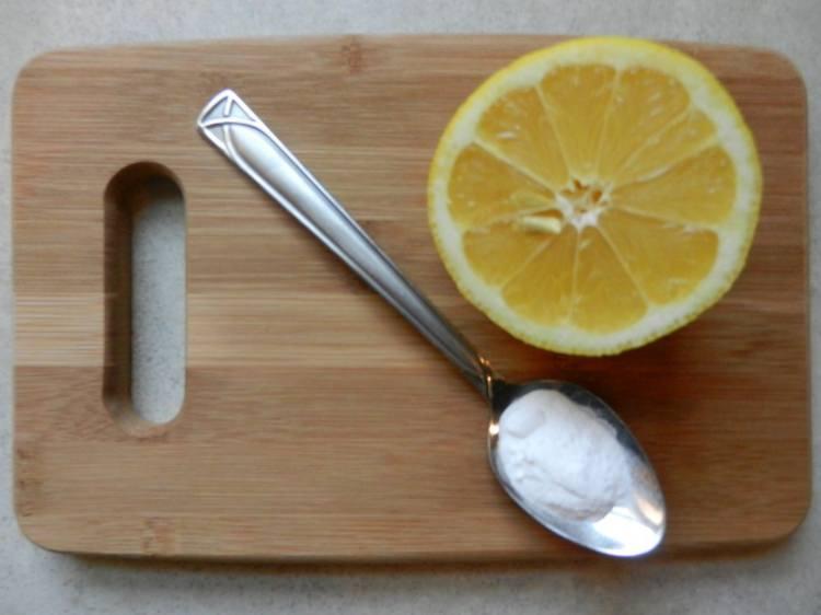 <p>Limon suyu ile karbonat karışımı köpüklü bir hale gelecek.</p>