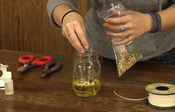 <p>- Üst kısmında boşluk kalacak kadar şişeyi su ile doldurun.</p>