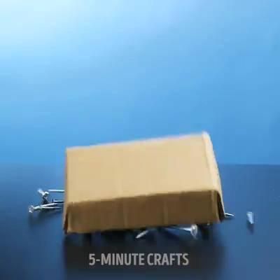 <p><strong>Evdeki eşyalarla pratik işler</strong></p>
<p>Çeşitli işlerde kullanmak üzere pratik ev aletlerini "5-Minute Craft" sayfası böyle tanıttı.</p>