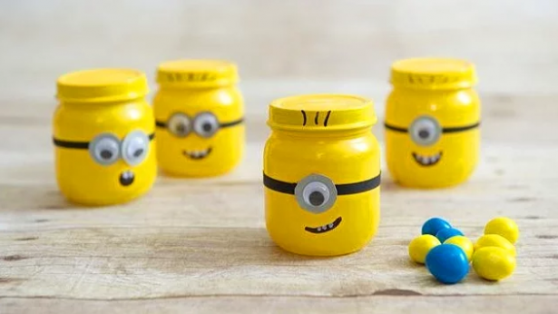 <p>Yeni trendleri minik kavanozlarınıza yansıtabilirsiniz. </p>

<p> </p>

<p>Bu sıralar fazlasıyla ünlü olan "Minions" çocuklarınızın minik oyuncaklarını saklayabilir. Mesela lego parçaları her daim ayağımıza batan şeylerdendir. İşte onları "Minions" şeklinde boyadığınız kavanozlara doldurabilirsiniz.</p>
