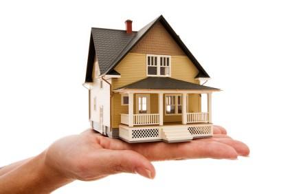 20- Konutu aldığınız seneyi takip eden yıl içersinde emlak vergisi ödemeye başlarsınız. Tapuda alım satım yapılırken belediyelere otomatik bilgi gidiyor. Dolayısıyla alım satımı aldığınız yıl siz bildirmeseniz bile bu işlem çoğu yerde re’sen yapılıyor.