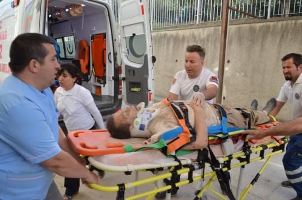 <p>Kazayı görenler acil yardım ekiplerini arayıp ihbarda bulundu. Olay yerine ambulans, kurtarma ekipleri ve itfaiye sevk edildi.</p>
