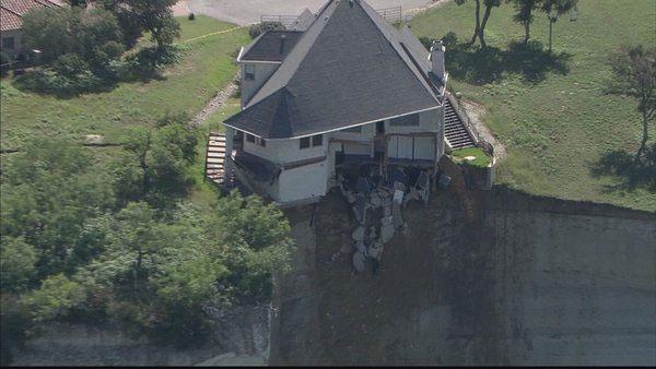 <p>Evin yarısı u&ccedil;urumun kenarında ve havada duruyor.</p>

<p>&nbsp;</p>
