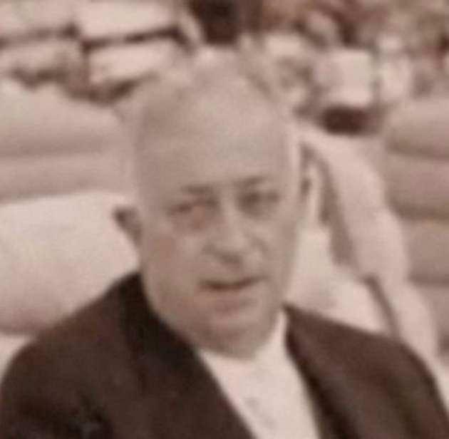 <p>1925 yılında pamuk ticaretine başlayan Hacı Ömer Sabancı, birçok iş alanında faaliyet gösterdi.</p>

