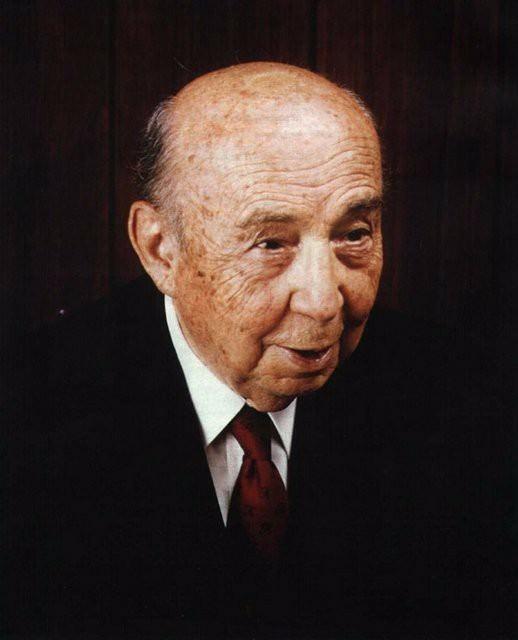 <p>Ulaşılması hedeflenen hızlı büyüme ve gelişmeyi, daha uygun bir örgütleme ve daha kurumsal bir yapı altında gerçekleştirebilmek amacıyla 1963'te Koç Holding A.Ş. kurulur.</p>