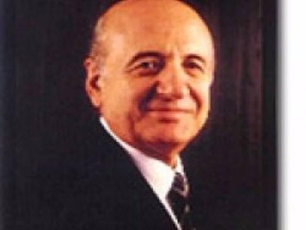 <p>Türkiye'nin baraj yapan ilk inşaat şirketi olan Doğuş İnşaat, grubun büyümesinin motoru oldu. Finans, otomotiv, inşaat, medya, turizm ve hizmetler, gayrimenkul, enerji ve yeme-içme olmak üzere sekiz sektörde faaliyet göstermekte olan Holding,</p>