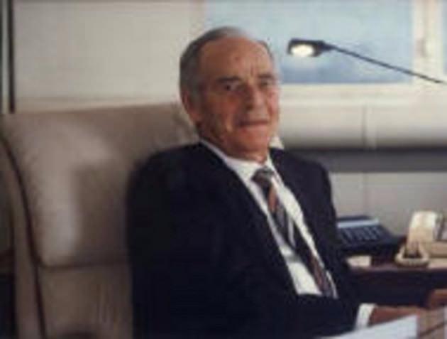<p>Raif Dinçkök, daha sonraki yıllarda,oğulları ve profesyonel kadroları ile birlikte Ariş, Dinarsu, Aksa, Ak-Al, Ak-Kim, Ak-Tops ve Akenerji tesislerini faaliyete geçirdi.</p>