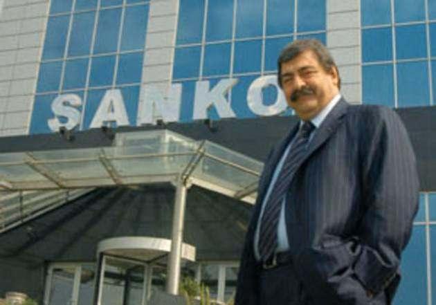 <p>1996 yılında grup bünyesinde bulunan şirketleri Sanko Holding çatısı altında toplamıştır.</p>
