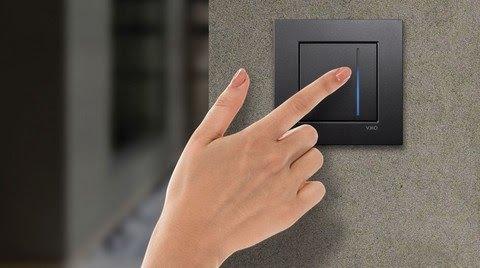 <p><strong>Elektrik düğmeleri</strong><br />
<br />
Elektrik düğmeleri, en sık dokunulan nesnelerdir ve sık sık dezenfekte edilmeleri gerekir.</p>