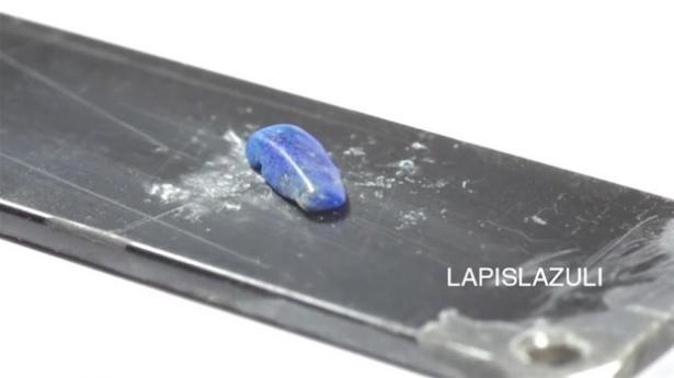 <p>Ağacı süslemek için, Antik Mısır'da Firavunlar tarafından çok önem verilmiş kıymetli bir taş olan, Lapis lazuli taşı eklendi.</p>