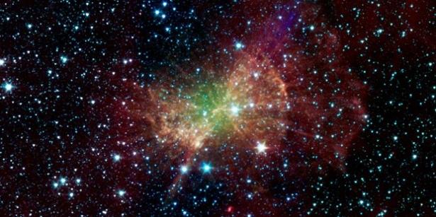 <p>Bilim insanları, gözlemlenebilen sınırlar içerisindeki evrenin en büyük patlamasını yeni bir fotoğraf ile gözler önüne serdi. İnfilakın merkezindeki canavar karadelik, Güneş’ten 10 milyar kat büyük bir kütleye sahip.</p>
