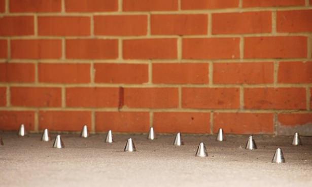 <p>Daily Telegraph&rsquo;ın haberine g&ouml;re Londra Belediyesi, Southwark K&ouml;pr&uuml;s&uuml; Yolu gibi l&uuml;ks semtlerde evsizlerin yatıp kalktığı kuytu yerlerin tabanına metal &ccedil;iviler yerleştirdi.</p>

<p>&nbsp;</p>
