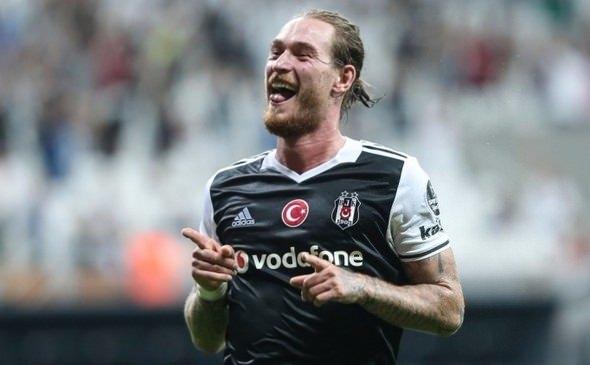 <p>Listede 1 numaralı isim Ömer Şişmanoğlu. Beşiktaş’la görüşmeler iyi gidiyor, gurbetçi forvet de eski takımına dönmeye sıcak bakıyor.</p>
