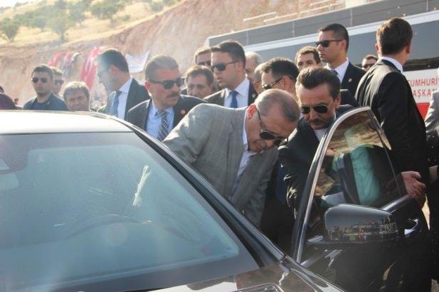 <div>Erdoğan, açılışın ardından direksiyonuna geçtiği Cumhurbaşkanlığı makam aracı ile köprüde ilk sürüşü de kendisi yaptı.</div>

<div> </div>
