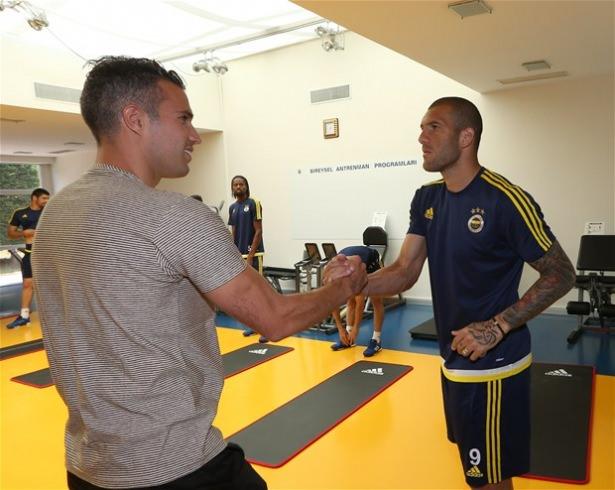 <p>Tüm teknik heyet ve takım arkadaşlarıyla tanışan Hollandalı futbolcu, daha sonra kondisyoner Fatih Yıldız eşliğinde ilk antrenmanını yaptı. Van Persie, 45 dakikalık bir çalışma gerçekleştirdi.</p>