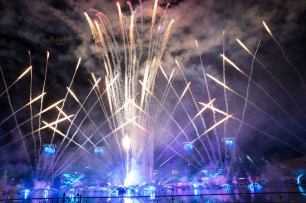 <p>Aksu İlçesi'nde oluşturulan 1120 dekarlık sergi alanında 6 ay açık kalacak Expo 2016 Antalya'nın kongre merkezindeki açılış törenine Cumhurbaşkanı Recep Tayyip Erdoğan, eşi Emine Erdoğan, TBMM Başkanı İsmail Kahraman, Başbakan Ahmet Davutoğlu, eşi Sare Davutoğlu, Başbakan Yardımcısı Lütfi Elvan, Dışişleri Bakanı Mevlüt Çavuşoğlu, Ulaştırma Denizcilik ve Haberleşme Bakanı Binali Yıldırım, Gıda, Tarım ve Hayvancılık Bakanı Faruk Çelik, eski bakanlar Mehdi Eker ve Hayati Yazıcı, TOBB Başkanı Rıfat Hisarcıklıoğlu, milletvekilleri, Expo'ya katılan 52 ülkeden yabancı misyon temsilcileri, büyükelçiler, belediye başkanları ve davetliler katıldı.</p>