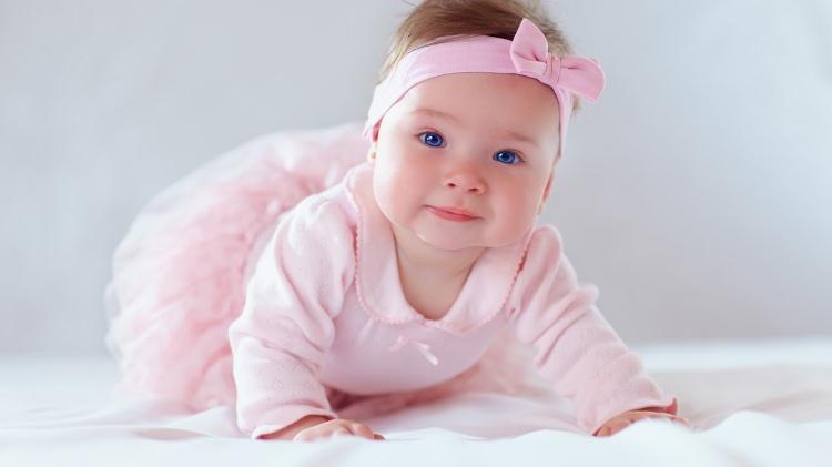 <p><strong>Bebeklerdeki akneye dikkat!</strong></p>

<p>Yeni doğan ve bebeklik döneminde akne oluşumu görülüyor. Nedeni tam bilinmeyen sivilcelerin, anneden geçen hormonların etkili olduğu düşünülüyor. Oluşan sivilcelerin bazılar basit tedavilerle geçerken, hormon yüksekliğinin diğer bulguları ile beraber olduğu durumlarda genetik hormonal bozukluğuda işaret ediyor.</p>

<p> </p>
