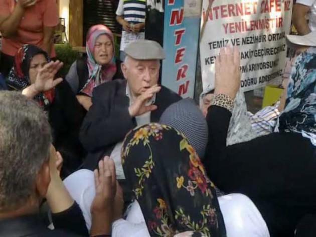 Ey&uuml;p Sultan Camii'nde yaşlı bir adam, her &ouml;n&uuml;ne gelene para dağıttı. Para dağıtıldığını duyanlar yaşlı adamın başına toplandı. &Ccedil;oğunluğunu kadınların oluşturduğu kalabalık, para alabilmek i&ccedil;in birbirleriyle yarıştı. Bu sırada k&uuml;&ccedil;&uuml;k &ccedil;apta izdiham yaşandı. Para isteyen kalabalık arasında zor anlar yaşayan yaşlı adamın, yardımına ilk olarak &ccedil;evre esnafı koştu. Ancak esnaf kalabalığı uzaklaştıramadı. Daha sonra zabıta ekipleri geldi. Bu sırada yaşlı adamdan para almak isteyen bir kadının yanındaki &ccedil;ocuğun, kalabalık arasında kalınca g&ouml;zyaşlarını tutamadı. Yaşlı adamın &ccedil;evresinde &ouml;nlem almak isteyen zabıta da başarılı olamayınca para dağıtan adam yer değiştirmek zorunda kaldı. Ancak dağıtılan paradan almak isteyenler yaşlı adamın peşinden ayrılmadı. Bazen oturduğu yerden bazen de y&uuml;r&uuml;rken para dağıtan adam, bir s&uuml;re sonra zabıta kontrol&uuml;nde caddeye &ccedil;ıkarak otob&uuml;se bindi.