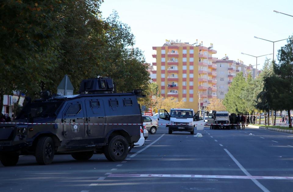 <p>Diyarbakır'da bir kamyonette bomba bulunduğu iddiası paniğe yol açtı. Merkez Kayapınar ilçesinde seyir halindeki kamyonette bomba bulunduğu yönündeki ihbarı değerlendiren güvenlik güçlerince söz konusu araç Fırat Bulvarı'nda durduruldu.</p>
<p> </p>
<p> </p>