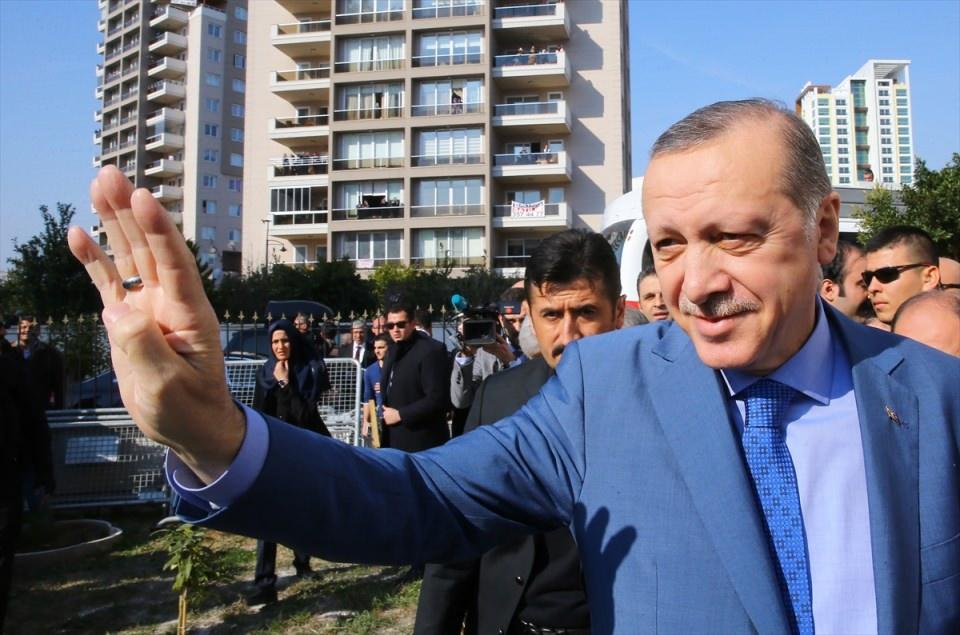 <p>Erdoğan, kendisini karşılamaya gelen vatandaşları selamladı.</p>

<p> </p>
