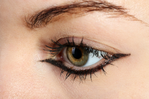 <p>Alt göz çizginize eyeliner sürerken iri başlı bir fırça kullanırsanız panda gibi görünme riskiniz olduğunu unutmayın...</p>
