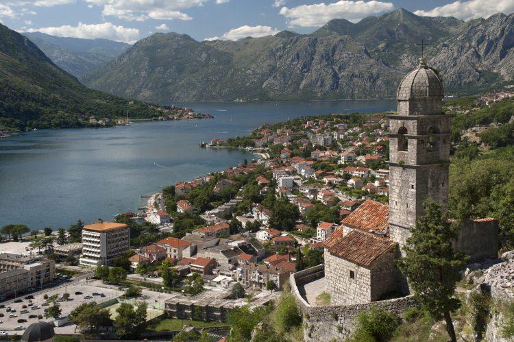 <p>Vizesiz gidebileceğiniz bir ülke olan Karadağ'da, Budva ve Kotor'u ziyaret ederek eski şehirlerin güzelliğini görebilirsiniz. </p>
