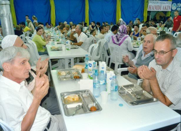 Eyüp Sultan Vakfı'ndan 100 bin kişiye iftar