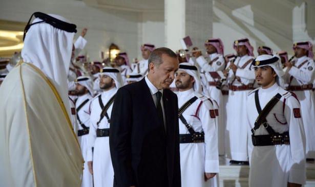 <p> Daha sonra heyetlerini birbirine tanıtan Erdoğan ve Şeyh Temim bin Hamad, baş başa görüşmeye geçti.</p>
