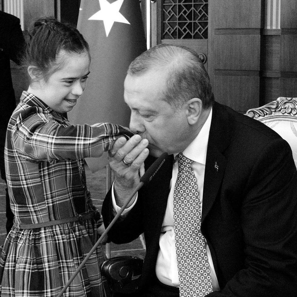 <p>Cumhurbaşkanı Erdoğan'ın resmi fotoğrafçısı Yasin Bülbül'ün instagram hesabından paylaştığı fotoğraflar büyük beğeni topluyor. </p>
