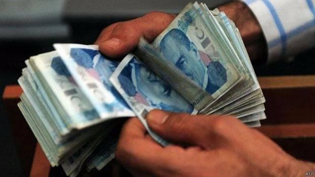 <p>Gümrük ve Ticaret Bakanı Bülent Tüfenkci, esnaf için işsizlik fonu oluşturulmasına yönelik bir çalışmanın bulunduğunu belirterek, <strong>"Bunun bir ayağı esnaf, bir ayağı devlet. Devlet katkı vermeye hazır"</strong> demişti.</p>

