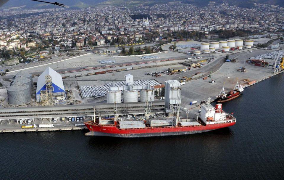 <p>Karaosmanoğlu, 2007 yılından itibaren 4 deniz süpürgesiyle yaklaşık 600 ton atığın toplanarak bertaraf edilmesinin sağlandığına dikkati çekerek, bazı derelerden özellikle yağış nedeniyle körfeze gelen yüzeysel atıkların denize ulaşmadan toplandığını ifade etti.</p>
