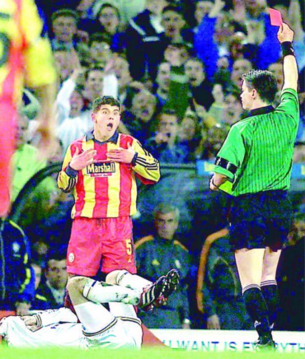 <p>Leeds United maçında kırmızı kart gören Emre Belözoğlu: 2000</p>
