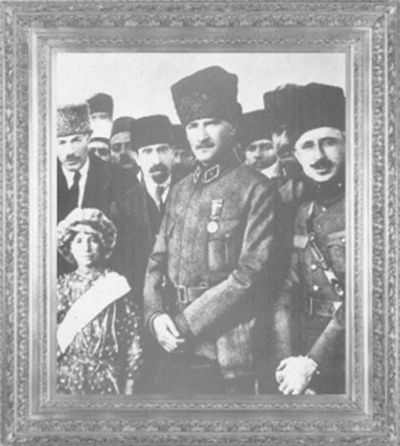 Mustafa Kemal Paşa, yetim çocuklar yararına düzenlenen gösterileri izliyor (1923) 