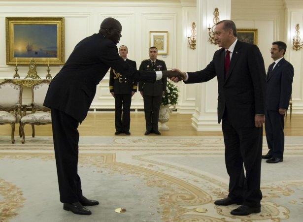 <p>Cumhurbaşkanı Recep Tayyip Erdoğan, Güney Sudan Büyükelçisi Majok Guadong'u Çankaya Köşkü'nde kabul etti. </p>
