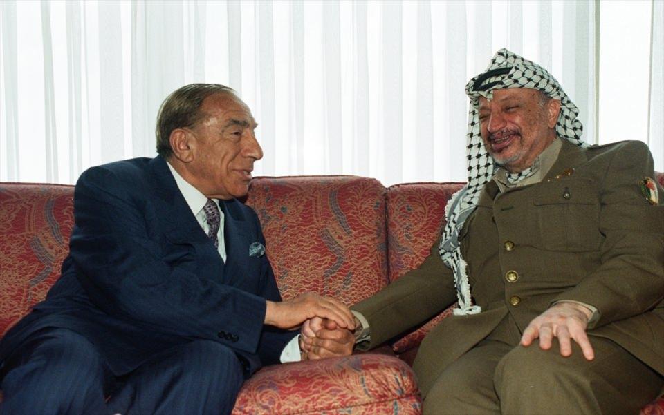 <p>Filistin Kurtuluş Örgütü Devlet Başkanı Yaser Arafat, 20 Haziran 1995'te MHP Genel Başkanı Türkeş'i kabul etmişti. </p>
