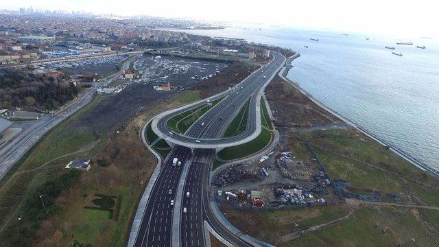 <p>Avrasya tüneli yarın, törenle açılıyor. Tünel inşaatının daha önce tamamlandığı projede, bugüne kadar bağlantı yolları ile alt ve üst geçitlerin büyük bölümü tamamlanarak kullanıma açıldı.</p>
<p> </p>