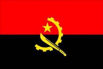 Angola/ Bayraktaki semboller, ülkenin yönetim şeklinden de etkilenerek orak ve çekiç formunda dizilmiştir ve bu simgeler tarım ve endüstri işçilerini ifade eder. Sarı renk, yeraltı zenginliklerinden kaynaklanan ekonomik refahı; kırmızı ve siyah ise özgürlük ve ölümü ifade eder.