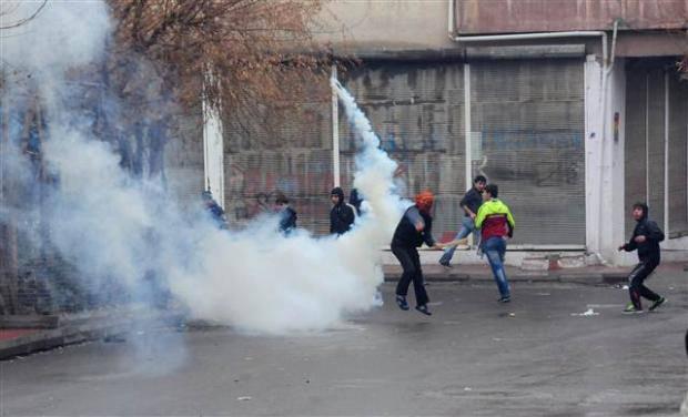 <p><span>Basın açıklamasının ardından grup sloganlar atarak ara sokaklara dağıldı. 7 Kasım Mahallesi'ne doğru yürüyen ve slogan atan gruba, polis biber gazı sıkarak müdahalede bulundu. </span></p>