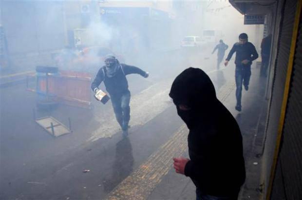 <p><span>Yüzü kapalı göstericiler ise polise taş attı. Gerginlik, göstericilerin sokak aralarına dağılmasıyla sona erdi. Bu arada kent merkezindeki çok sayıda iş yerinin kapalı olduğu görüldü.</span></p>