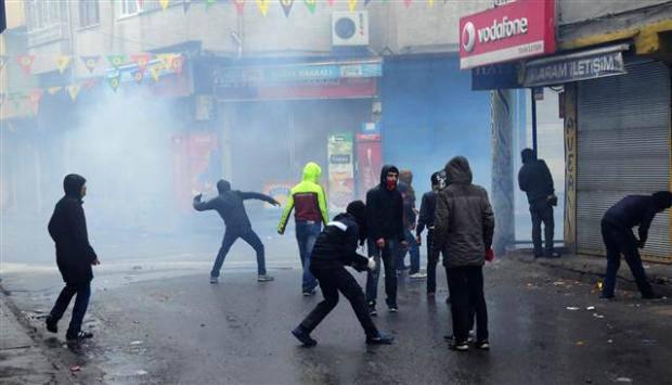 <p><span>Kepenklerin kapalı olduğu Yüksekova'da yaklaşık 100'er kişilik gruplara ayrılan göstericiler, Cengiz Topel Caddesi, Dağlıca Kaşağı, Esentepe Mahallesi ve Kışla Mahallesi'nde bir araya geldi.</span></p>