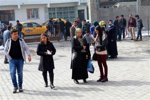 <p>2 milyon 178 bin 563 öğrencinin üniversite hayalini gerçekleştirmek için gireceği YGS’de adaylar Türkçe, Temel Matematik, Sosyal Bilimler ve Fen Bilimleri olmak üzere 4 ayrı dersten 40'ar soruyu cevaplandıracak.</p>
<p> </p>