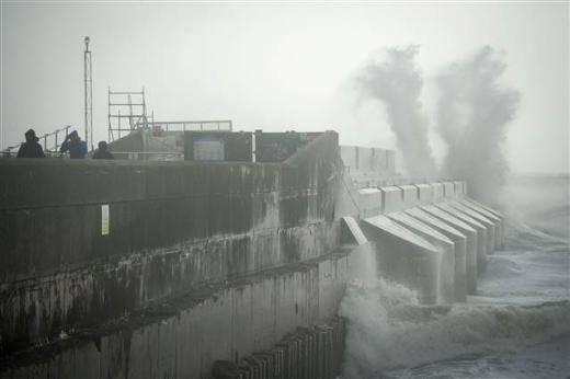 G&uuml;ney İngiltere'de halkın saat 9'a kadar trenlere binmemesi istendi, tren ulaşımı durduruldu, k&ouml;pr&uuml;ler kapatıldı, u&ccedil;ak seferleri Kuzey İngiltere'ye y&ouml;nlendirildi.